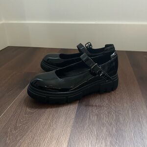 Size 9 black platform strap shoes
